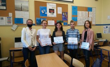 Uczennice nagrodzone Odznaką Jakości wraz z koordynatorem projektu Erasmus+